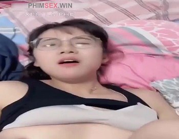 Gadis Cantik Berkacamata Suka Banget Ngentot